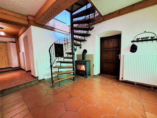 Eingangshalle mit Wendeltreppe zum Obergeschoss.jp