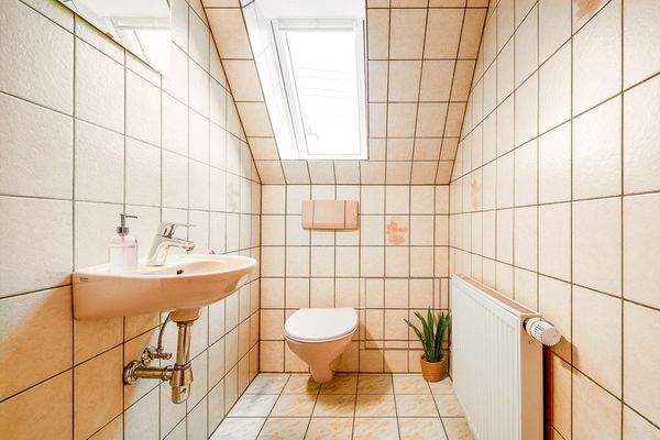 Gäste-WC mit Fenster