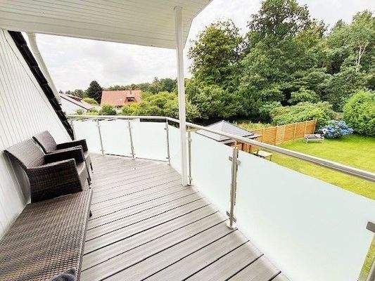 Balkon mit Sicht auf den Garten und Waldrand.jpg