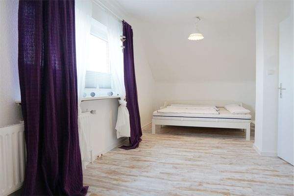 Schlafzimmer im Obergeschoss, Wohnhaus