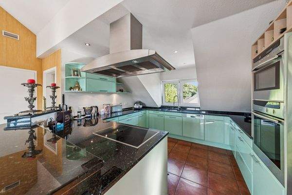 offene Einbauküche mit Tresen