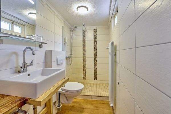 eines der Gästezimmer-Bäder 