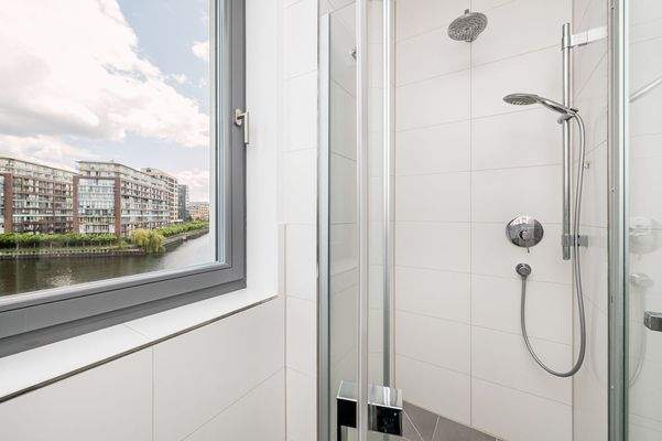 Masterbad mit Wanne, Dusche und Fenster