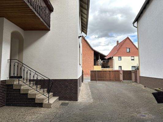 6 Innenhof und Einfahrt.jpg