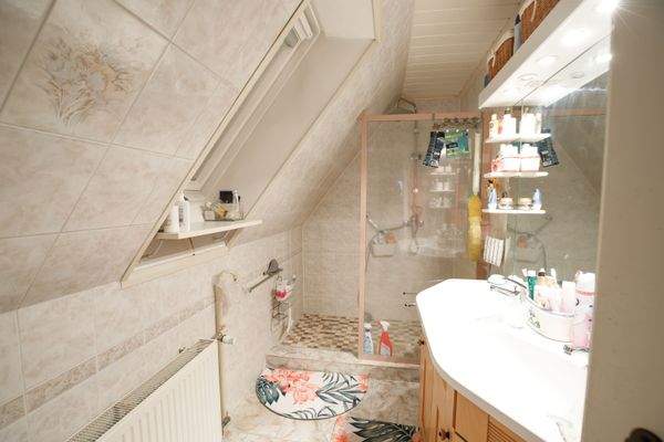 22 - Badezimmer nebst Dusche.jpg