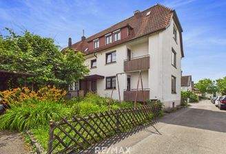 Hausansicht mit Garten