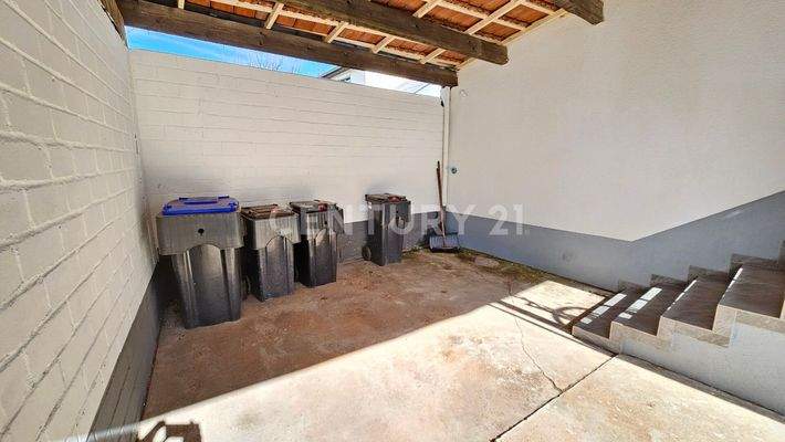 Überdachter Mülltonnenbereich