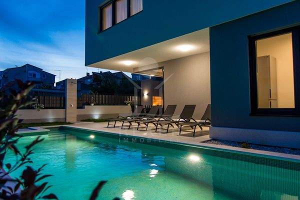 Ein herrlicher Pool schmückt den Außenbereich