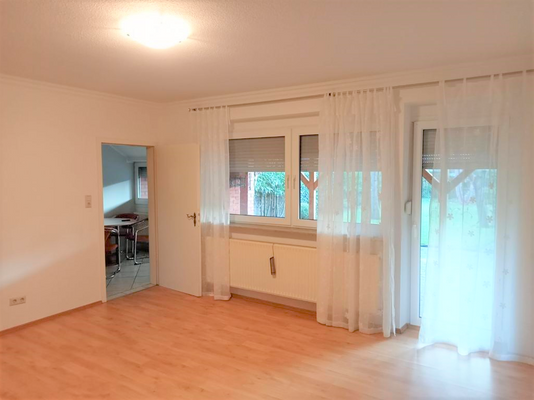Wohnzimmer + Zugang zur Küche und Terrasse.PNG