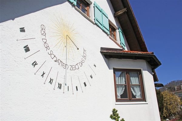 künstlerische Details an der Fassade