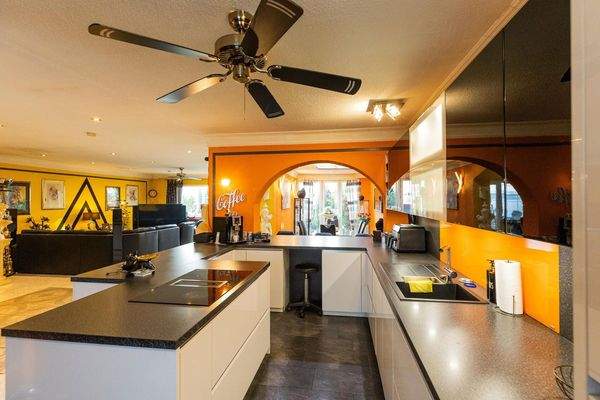 O Küche Blick in Wohn u.Esszi