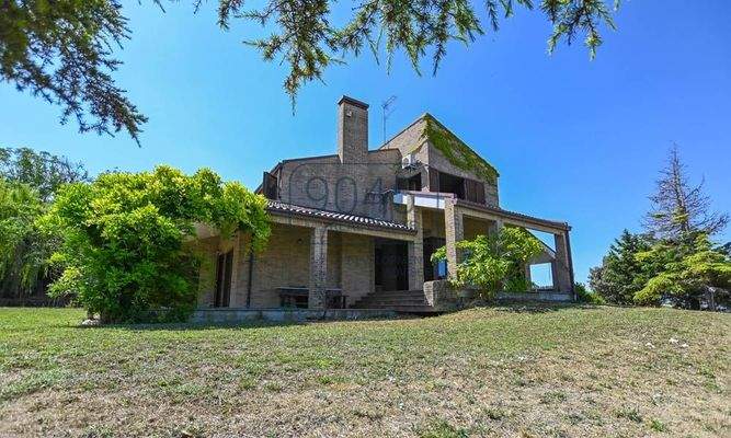 Elegante Villa mit Meerblick in der bezaubernden Hügellandschaft der Marken