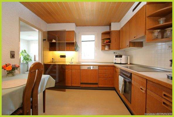 Küche mit Einbauküche