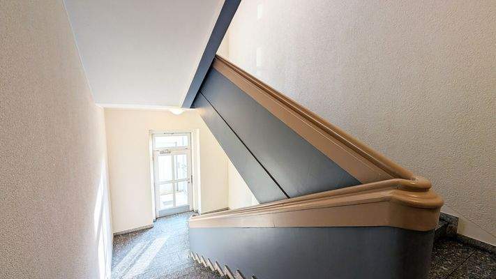 Treppenhaus mit Aufzug