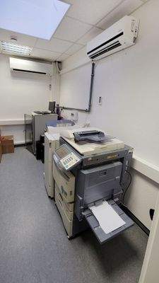 Lagerraum mit Klimageräten und Oberlicht