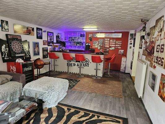 große Bar im Keller