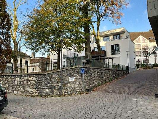 Haus und Gartenansicht aus der Einfahrt