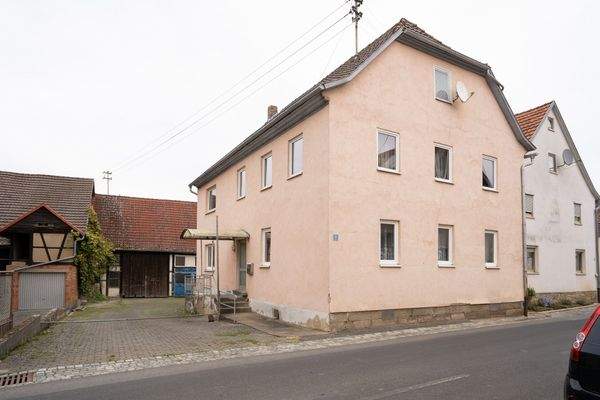 Ansicht mit Hofeinfahrt