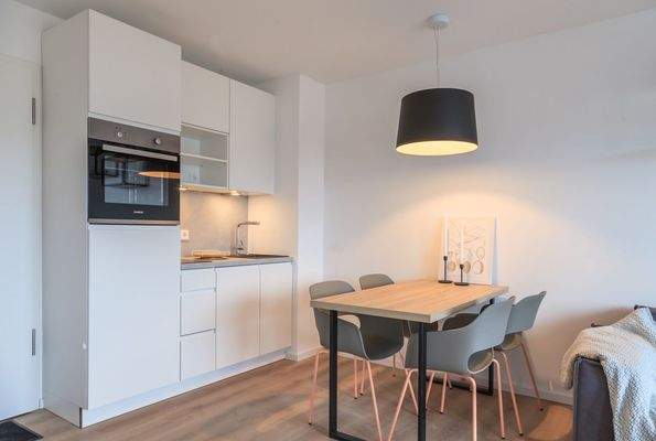 Die moderne Einbauküche gehört zur Ausstattung