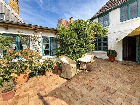 Sitzplatz vor dem Nebengebäude