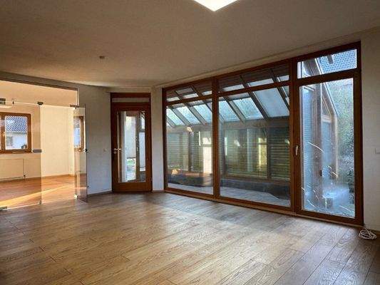 Wohnzimmer mit Blick zum Wintergarten