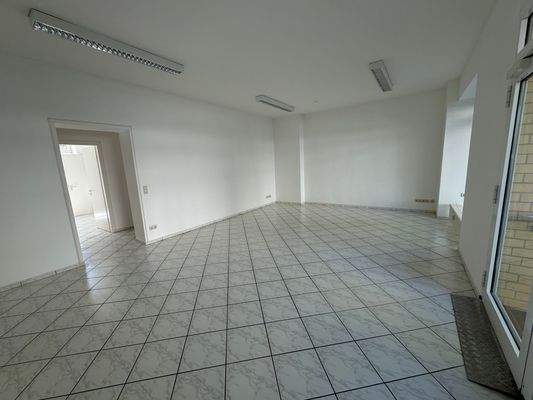 Großer Gewerberaum mit Blick zum Flur