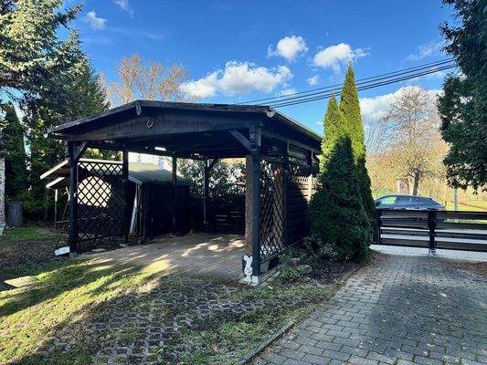 Carport und Grundstückszufahrt