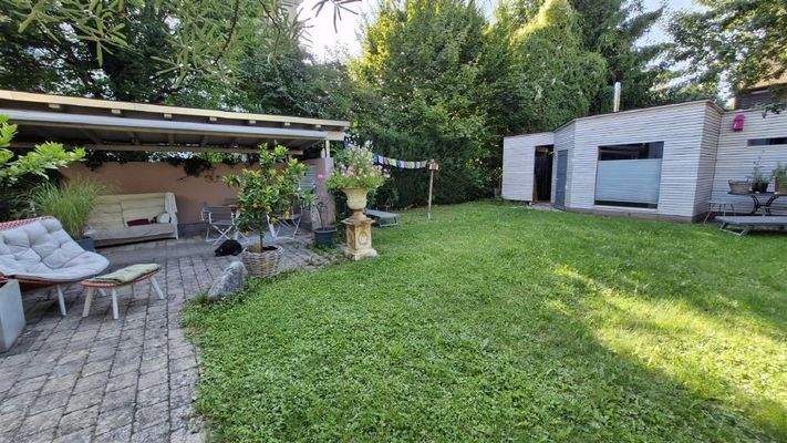 Saunahaus mit großer, überdachter Terrasse