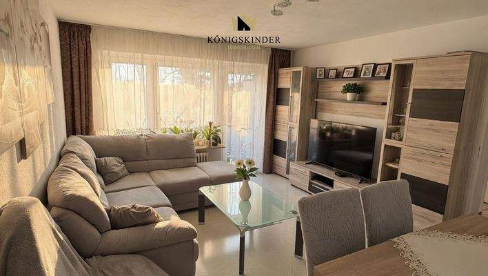 Großzügiger Wohnbereich mit direktem Zugang zum Balkon