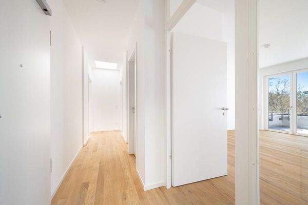 Flur mit Blick in den Wohnraum