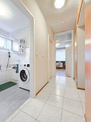 Flur mit Zugang zum Bad