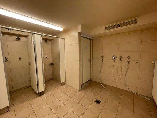 Sauna mit Duschen und WC