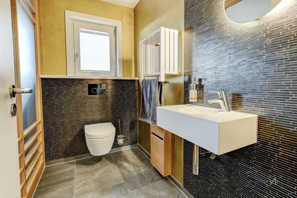Gäste WC mit Blickdicht werdenden Glaswänden