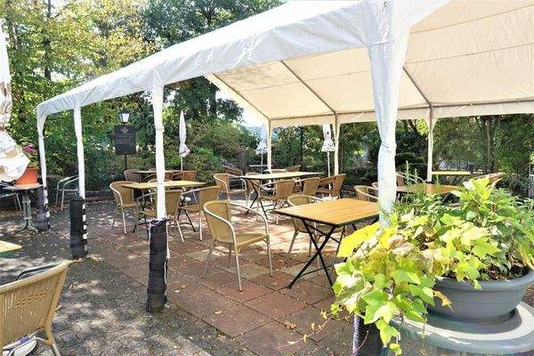 Terrasse mit Blick in Richtung Parkplatz