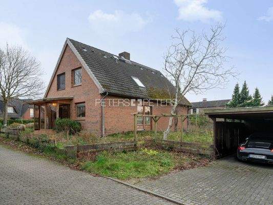 Außenansicht mit Carport