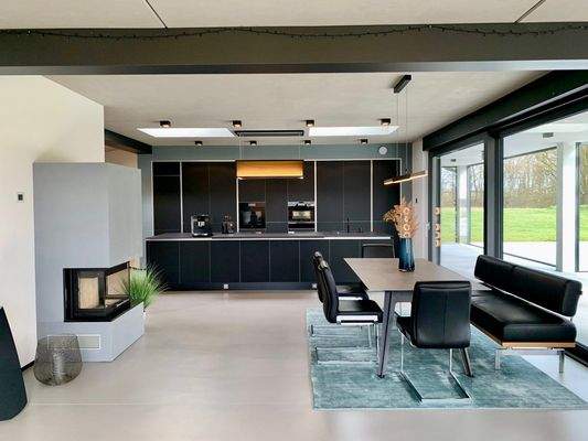 6) Wohnzimmer mit Küche