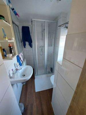 Duschbad in der Wohnung OG, rechts 