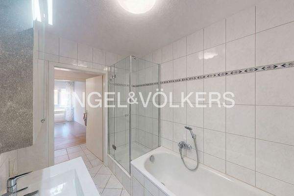 Das Badezimmer ist zeitlos gefliest