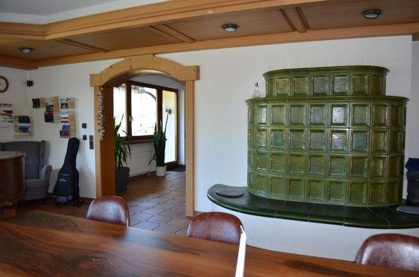 Wohnzimmer mit Kachelofen im 1. Obergeschoss