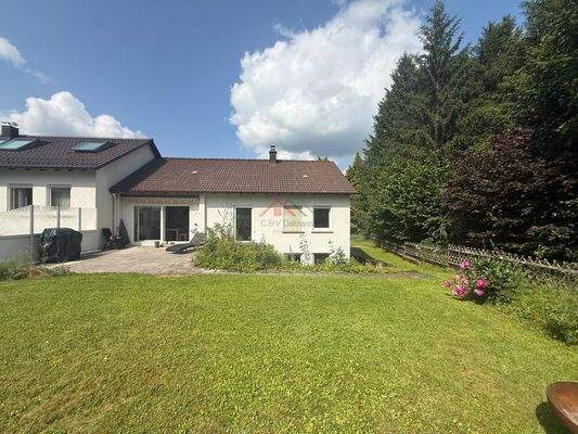 Außenaansicht vom sonnigen Garten