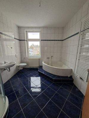 Bad mit Fenster/Wanne/Dusche