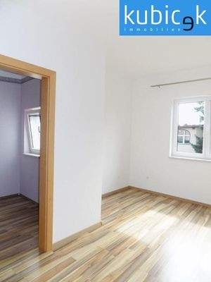 Zimmer 4 mit begehbarer Garderobe im OG