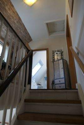 Blick vom Treppenhaus ins Duschbad