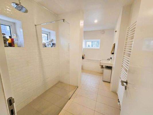 Begehbare Dusche, Badewanne