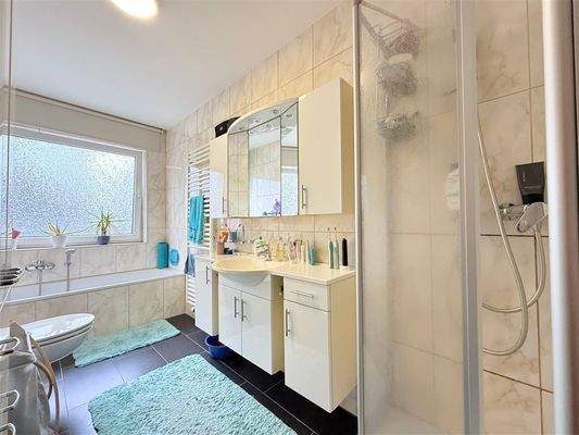 Bad mit Fenster, Badewanne und Dusche