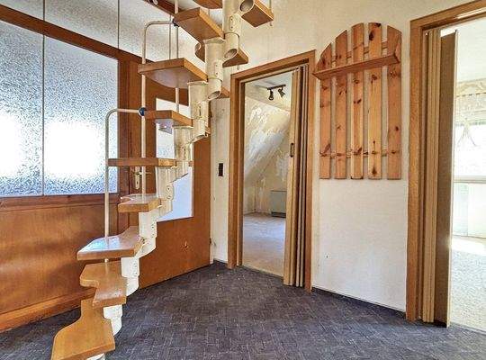 Flur mit Sambatreppe im Dachgeschoss