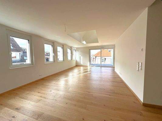 Geräumiges Wohn-/Ess- und Kochzimmer mit Loggia