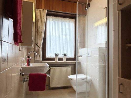 Bad mit bodentiefer Dusche im Erdgeschoss