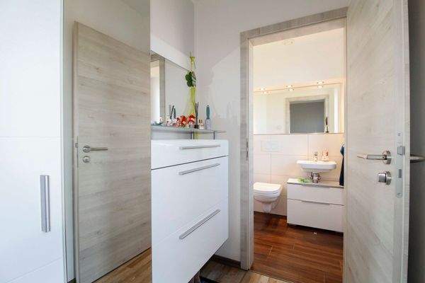 Flurteil und Blick ins Gäste WC