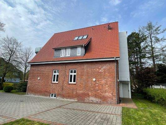 Seitenansicht mit Zugang zum Fahrstuhl